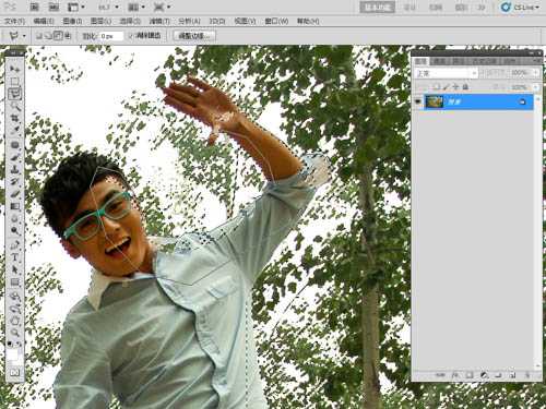 ‘Photoshop将泛白的树林人物图片调制出蓝色天空效果‘
