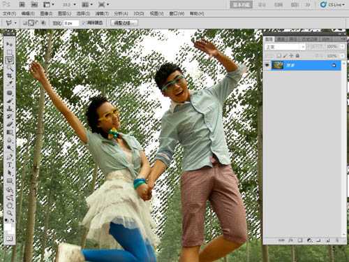‘Photoshop将泛白的树林人物图片调制出蓝色天空效果‘