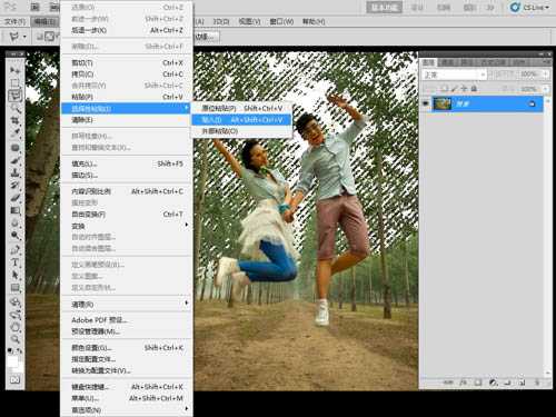 ‘Photoshop将泛白的树林人物图片调制出蓝色天空效果‘