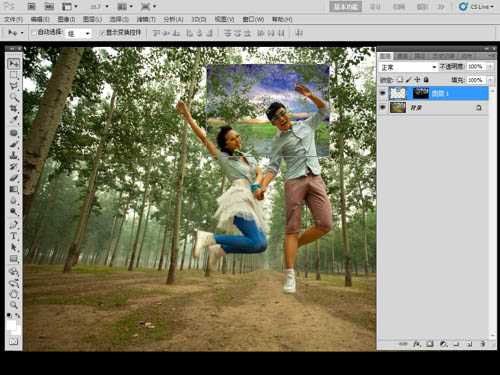 ‘Photoshop将泛白的树林人物图片调制出蓝色天空效果‘