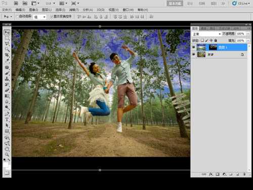 ‘Photoshop将泛白的树林人物图片调制出蓝色天空效果‘
