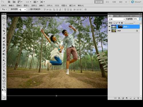 ‘Photoshop将泛白的树林人物图片调制出蓝色天空效果‘