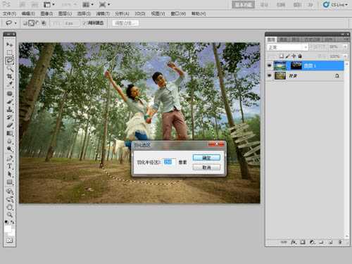 ‘Photoshop将泛白的树林人物图片调制出蓝色天空效果‘