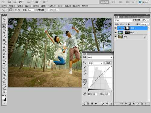 ‘Photoshop将泛白的树林人物图片调制出蓝色天空效果‘