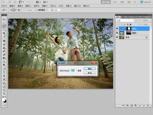 ‘Photoshop将泛白的树林人物图片调制出蓝色天空效果‘
