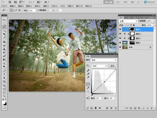 ‘Photoshop将泛白的树林人物图片调制出蓝色天空效果‘