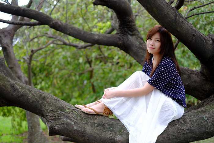 ‘Photoshop为坐树枝上的美女调制出小清新的蓝黄色‘