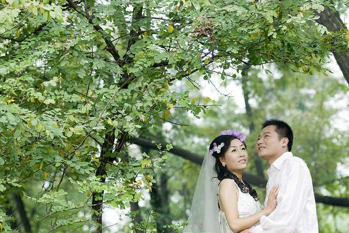 ‘Photoshop将树林婚片打造出柔和温馨的秋季暖色调‘