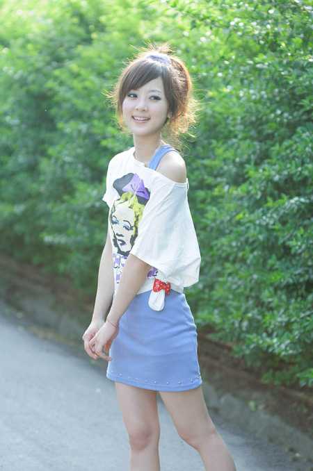 ‘Photoshop为绿叶边的美女加上梦幻的红褐色‘