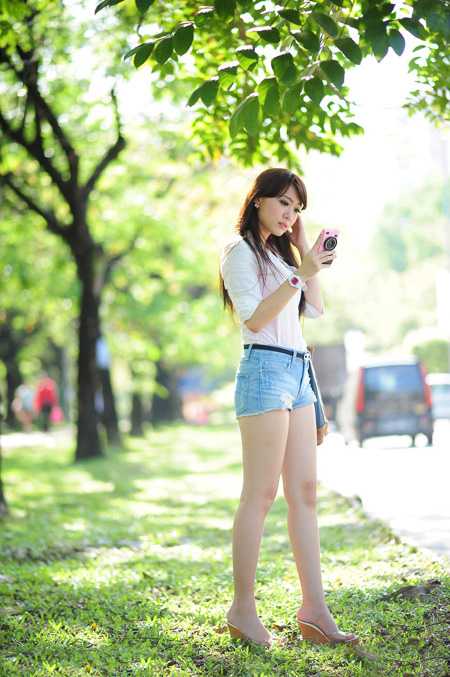 ‘Photoshop将树边美女调出甜美的秋季橙红色‘
