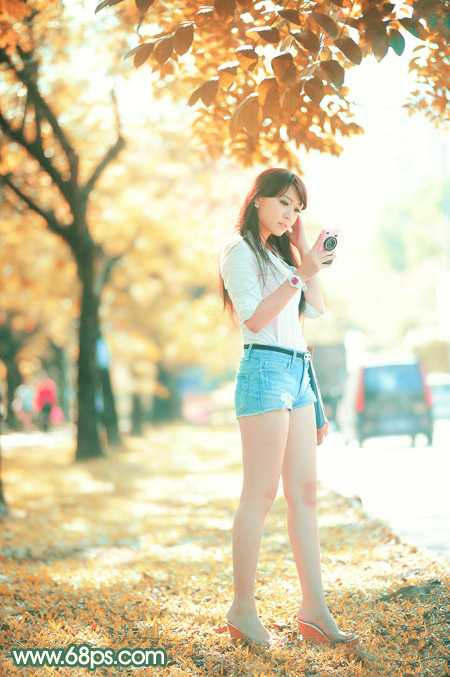 ‘Photoshop将树边美女调出甜美的秋季橙红色‘