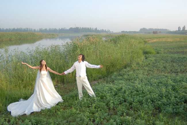 ‘Photosho将江景芦苇婚片打造成唯美的晨曦效果‘