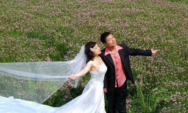 ‘Photoshop将草地婚片调制出柔美的蓝紫色‘