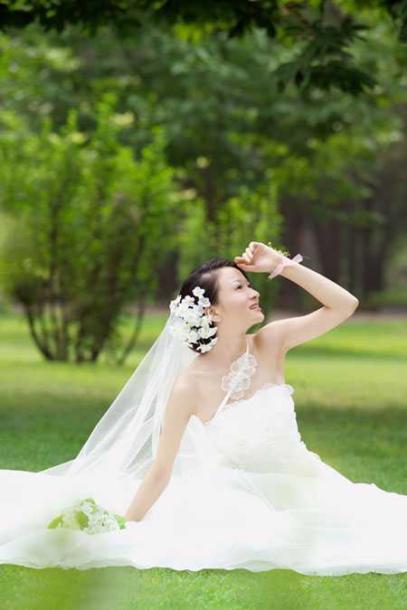 ‘Photoshop将外景婚片调成淡淡的黄绿甜美色‘