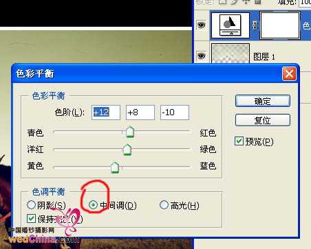 ‘Photoshop将普通的外景人物照片调成淡淡的灰绿色‘