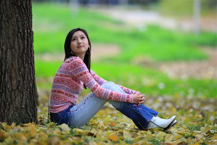 ‘Photoshop打造甜美的青红色秋季外景美女图片‘
