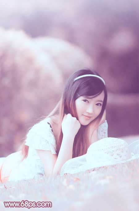‘Photoshop将趴在草地上的美女图片增加小清新的粉红色‘