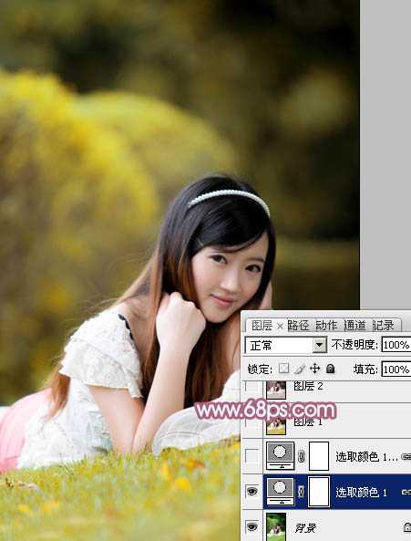 ‘Photoshop将趴在草地上的美女图片增加小清新的粉红色‘