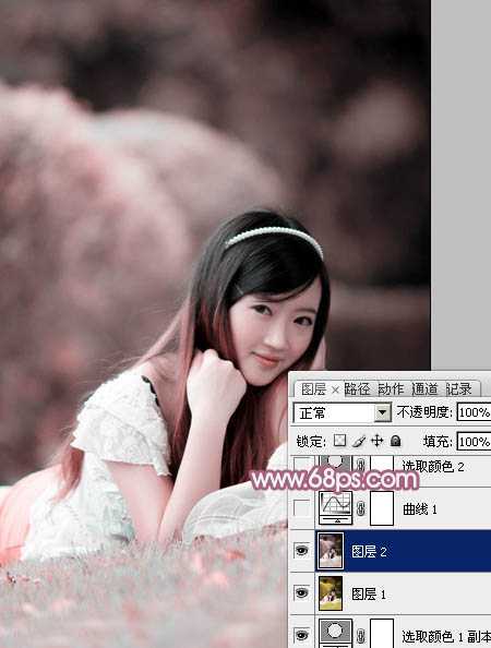‘Photoshop将趴在草地上的美女图片增加小清新的粉红色‘