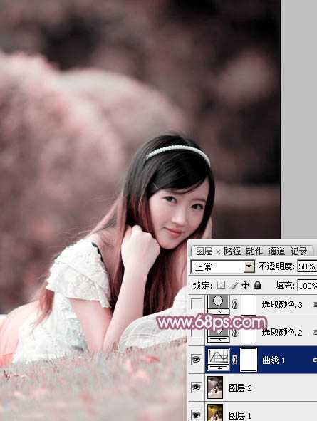 ‘Photoshop将趴在草地上的美女图片增加小清新的粉红色‘