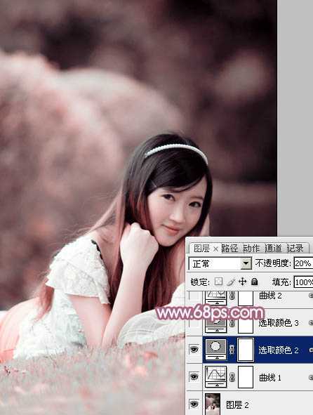 ‘Photoshop将趴在草地上的美女图片增加小清新的粉红色‘