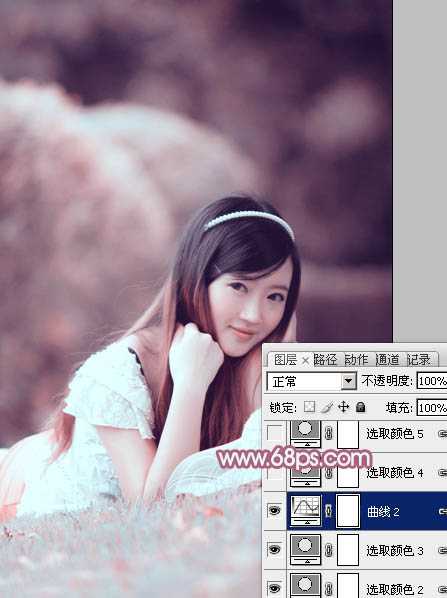 ‘Photoshop将趴在草地上的美女图片增加小清新的粉红色‘
