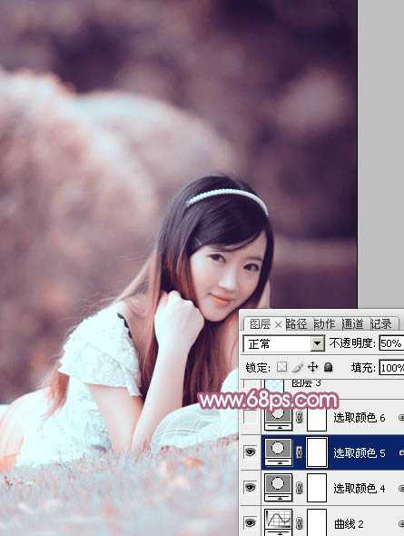 ‘Photoshop将趴在草地上的美女图片增加小清新的粉红色‘