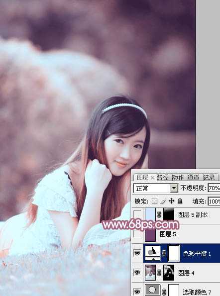 ‘Photoshop将趴在草地上的美女图片增加小清新的粉红色‘