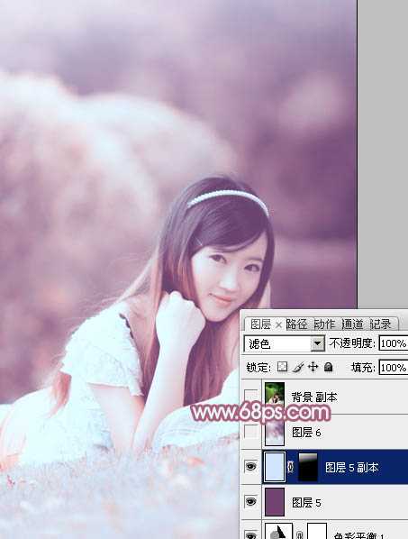 ‘Photoshop将趴在草地上的美女图片增加小清新的粉红色‘