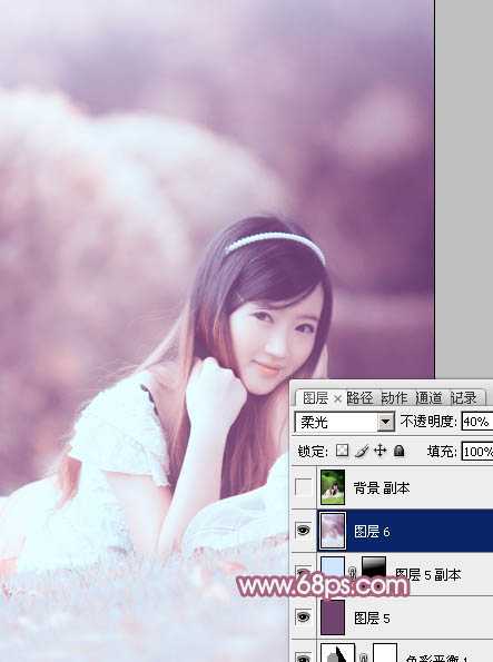 ‘Photoshop将趴在草地上的美女图片增加小清新的粉红色‘
