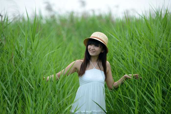 ‘Photoshop将绿色芦苇中的美女照片转为秋季效果‘