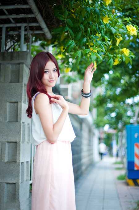 ‘Photoshop将外景美女调出柔美的冷艳青蓝色‘