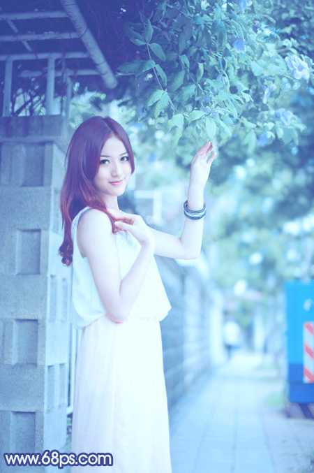 ‘Photoshop将外景美女调出柔美的冷艳青蓝色‘