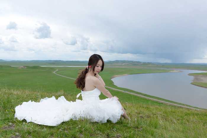 ‘Photoshop将草原人物图片调制出小清新的黄蓝色‘