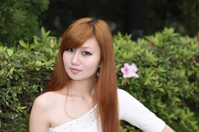 ‘Photoshop将外景人物图片增加上柔美的暖褐色‘