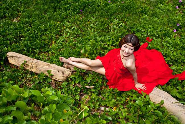 ‘Photoshop将草地婚片调制出柔美的暗调黄褐色效果‘