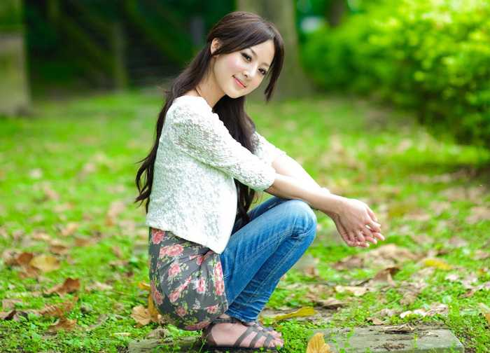 ‘Photoshop调制出柔美的中性黄绿色的草地美女图片‘