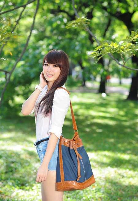 ‘Photoshop为树林美女调制出怀旧的柔褐色‘