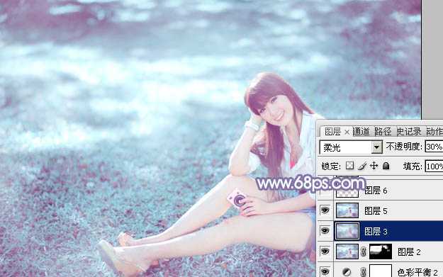 ‘Photoshop为绿草中的美女加上梦幻的青蓝色‘