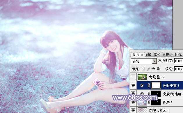 ‘Photoshop为绿草中的美女加上梦幻的青蓝色‘
