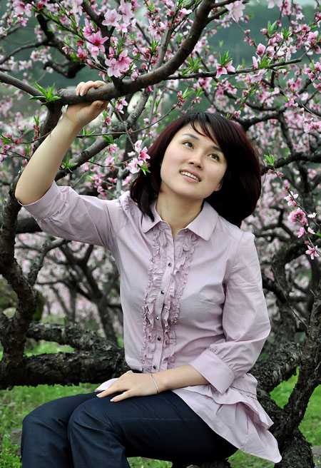 ‘Photoshop将春季外景人物图片调成甜美的桃花色‘