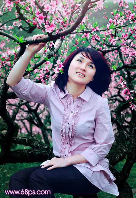 ‘Photoshop将春季外景人物图片调成甜美的桃花色‘