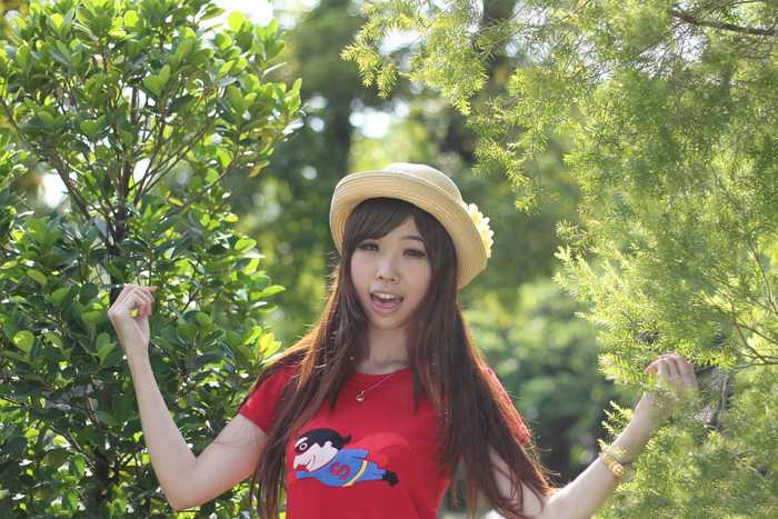 ‘Photoshop为树林中的女孩调出小清新的绿橙色‘