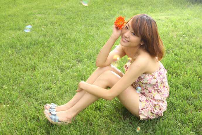 ‘Photoshop为草地美女调制出朦胧日系清新淡雅效果‘