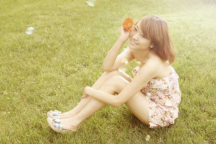 ‘Photoshop为草地美女调制出朦胧日系清新淡雅效果‘