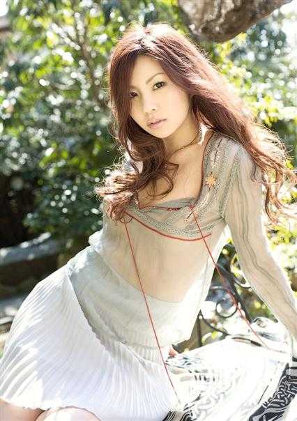 ‘Photoshop为草地美女调制出朦胧日系清新淡雅效果‘