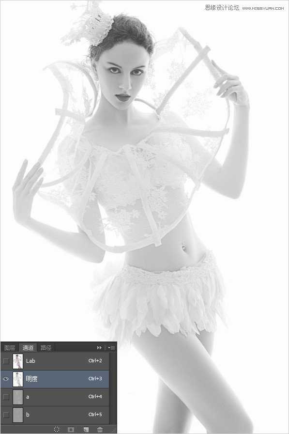 ‘Photoshop调出美女模特另类的冰雪女王奶白肤色色调‘