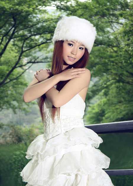 ‘Photoshop将外景美女图片调制出漂亮的暗调青绿色效果‘