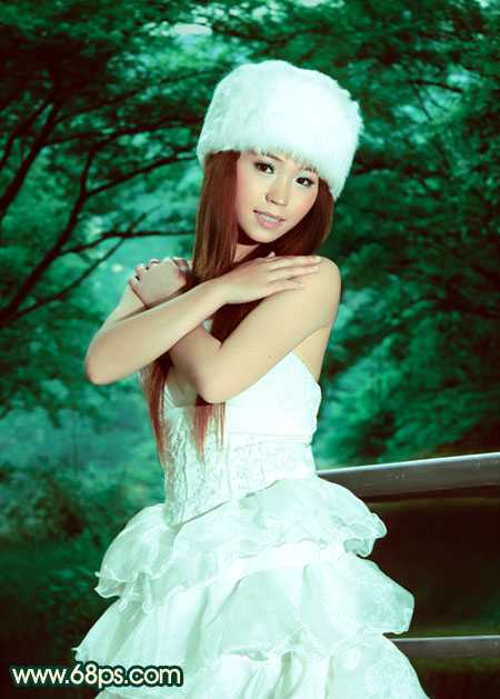 ‘Photoshop将外景美女图片调制出漂亮的暗调青绿色效果‘