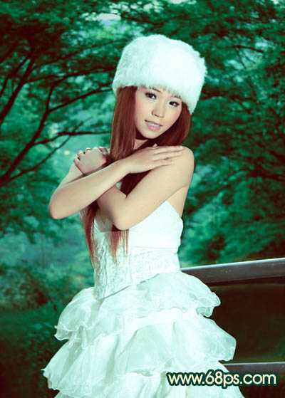 ‘Photoshop将外景美女图片调制出漂亮的暗调青绿色效果‘